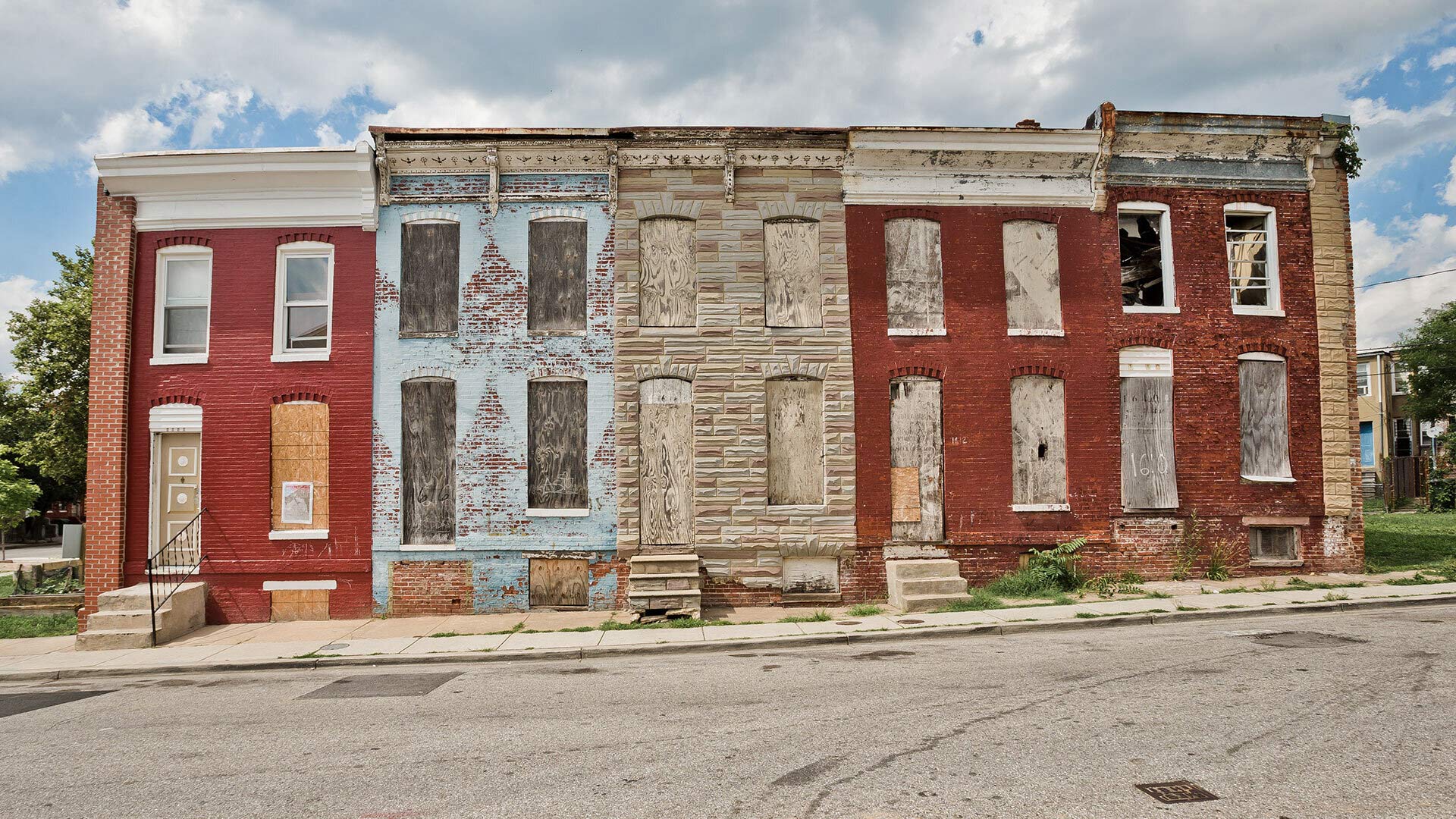 Boarded-up rowhouses are a common sight in areas of Baltimore historically subjected to discriminatory real estate policies. New UMD research shows that people today living in once- "redlined" neighborhoods still have shorter lifespans than those living elsewhere, along with other enduring systemic disadvantages. Photo by John T. Consoli.